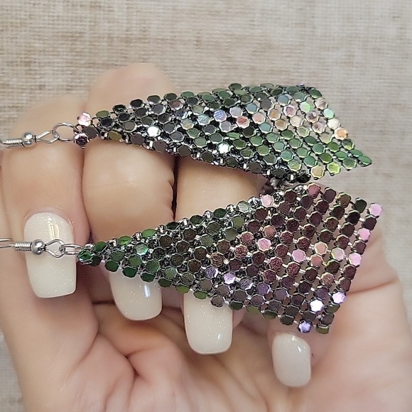 MERMAID SHIMMER Multicolor Chainmail Mesh Earrings - Picture 3 of 4